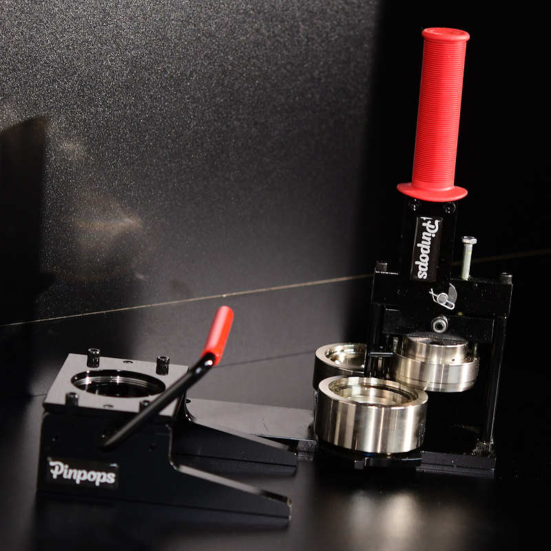 Aloituspaketti Rintanappikone 32mm, kuvaleikkuri ja 1000 rintanappikomponenttia