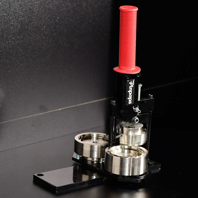 Aloituspaketti Rintanappikone 38mm, kuvaleikkuri ja 1000 rintanappikomponenttia