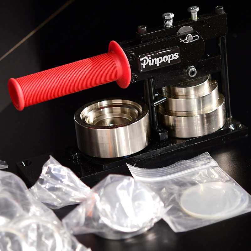 Aloituspaketti Rintanappikone 76mm, kuvaleikkuri ja 1000 rintanappikomponenttia