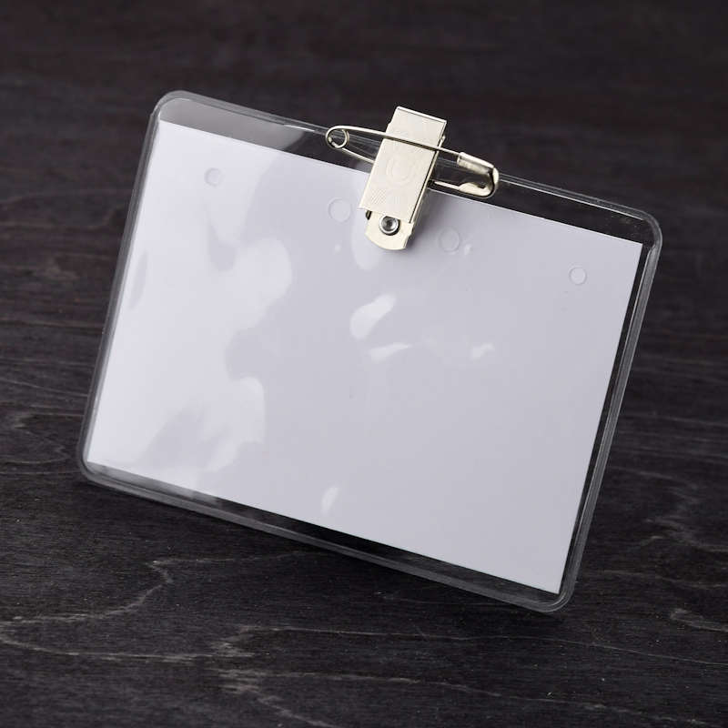 Kirkas joustava A7 nimikorttikotelo metalliklipsillä ja hakaneulalla