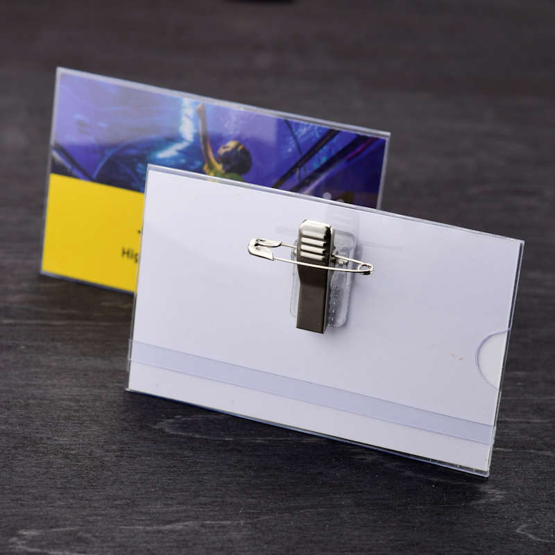 Kirkas Kova asetaattitasku neulalla ja metalliklipsillä