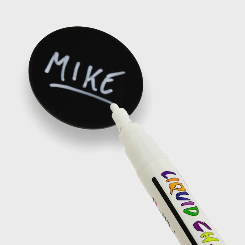 Märkäpyyhittävä Nesteliitutussit irrallaan tilattavana tuotteena. Märkäpyyhittävä, liitutaulupintaisista nimikylteistä nesteliitutussi pyyhitään esimerkiksi märällä rätillä. Valkoinen, kärki 3mm. Toimintatapa kuten maalitussissa, ravistettava ja paineltava kärkeä va