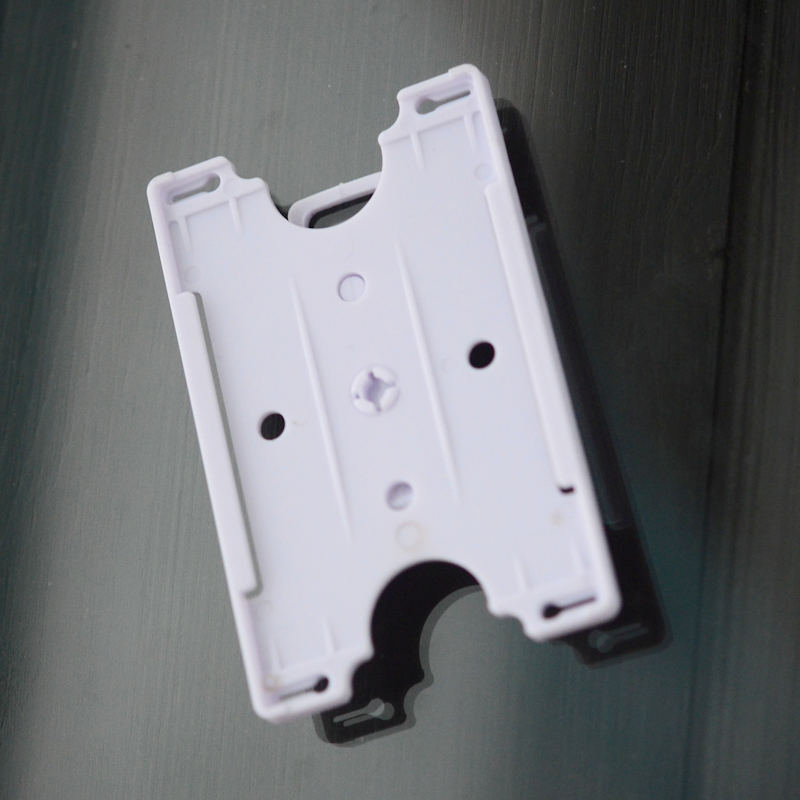 Valkoinen Kääntyvä ID-korttipidike jossa takana iso muovinen vyöklipsi, voidaan käyttää pysty- ja vaakasuuntaisena