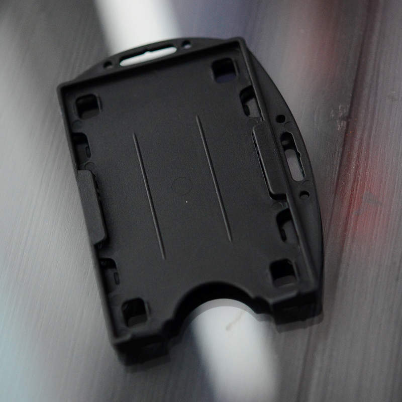 Musta Muovikorttipidike kahdelle standardikokoiselle ID-kortille