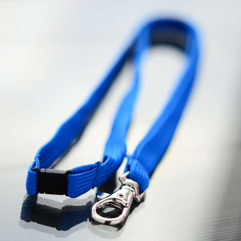 Sininen Classic 10mm kaulanauha turvalukolla ja papukaijaklipsillä
