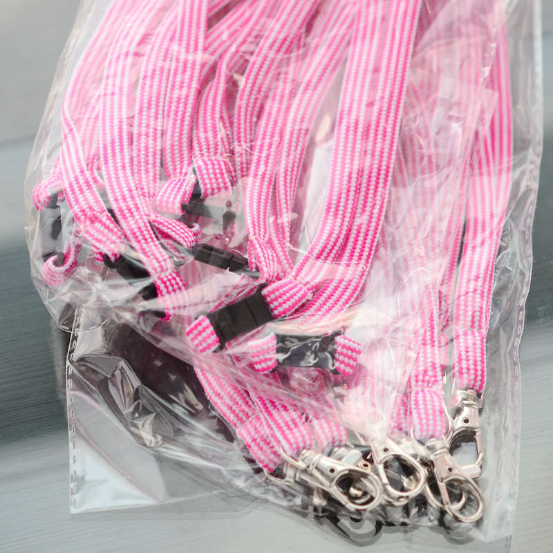 Cotton Candy Retro Classic 10mm kaulanauha turvalukolla ja papukaijaklipsillä