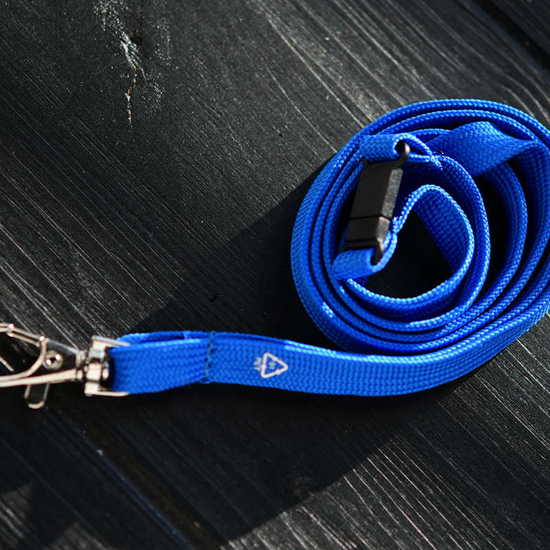 Sininen rPET RPET kierrätysmuovinen Classic 10mm kaulanauha turvalukolla ja papukaijaklipsillä