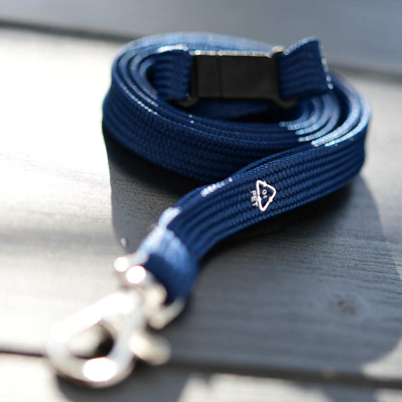 Navy rPET RPET kierrätysmuovinen Classic 10mm kaulanauha turvalukolla ja papukaijaklipsillä