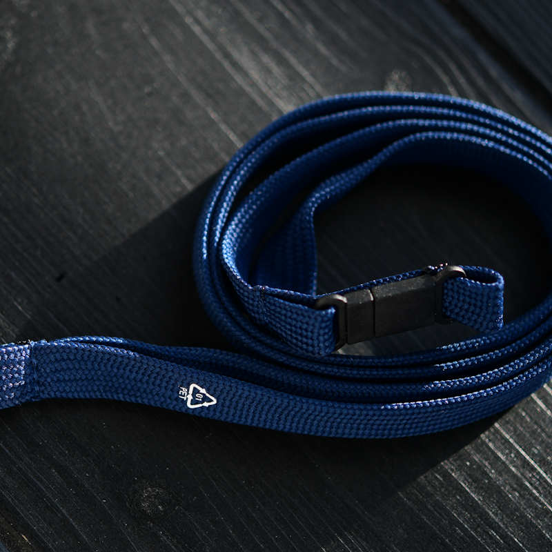 Navy rPET RPET kierrätysmuovinen Classic 10mm kaulanauha turvalukolla ja papukaijaklipsillä