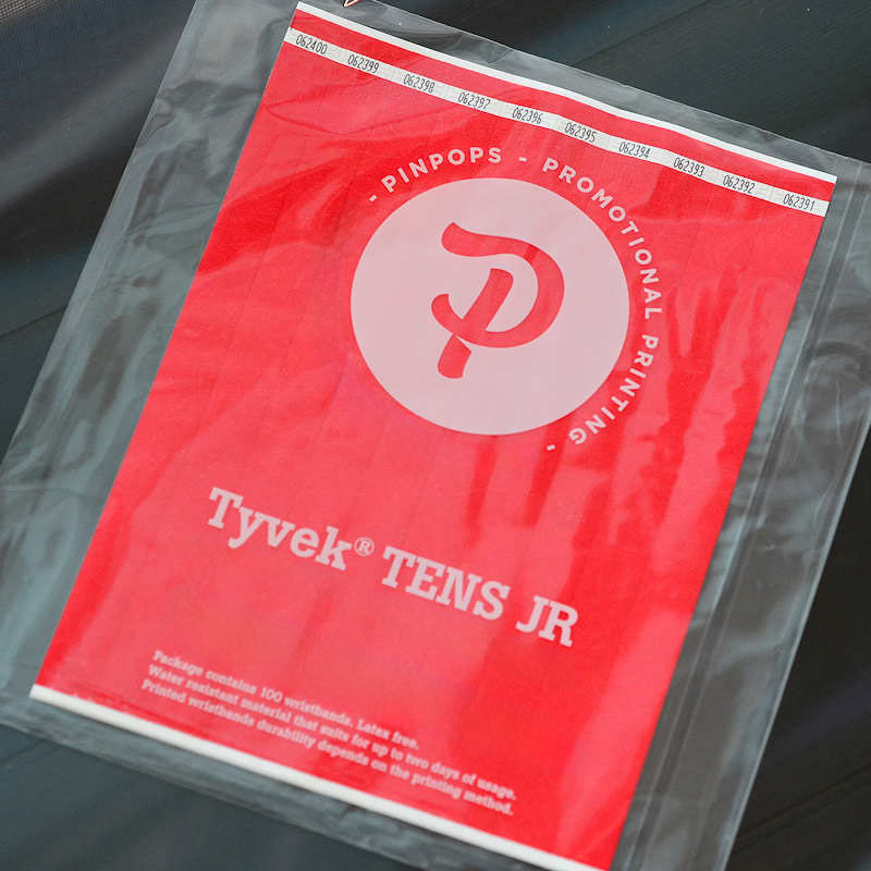 Punainen Tyvek Tens ranneke pysyvästi liimautuvalla tarrapinnalla