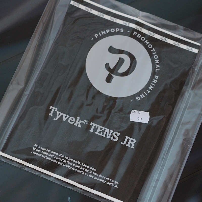 Musta Tyvek Tens ranneke pysyvästi liimautuvalla tarrapinnalla
