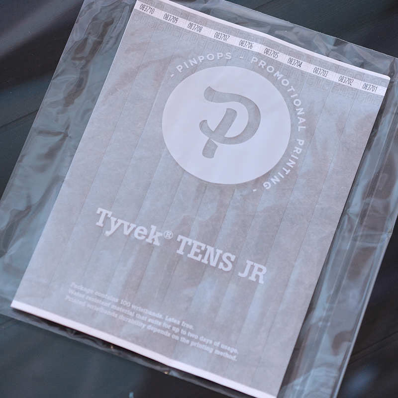 Harmaa Tyvek Tens ranneke pysyvästi liimautuvalla tarrapinnalla