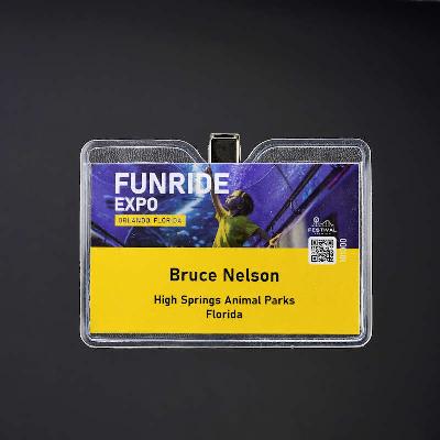 Kirkas Nimikorttitasku krokotiiliklipsillä, jämäkämpi malli kevyellä appelsiinipinnalla