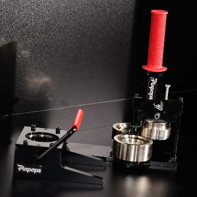 Aloituspaketti Rintanappikone 45mm, kuvaleikkuri ja 1000 rintanappikomponenttia