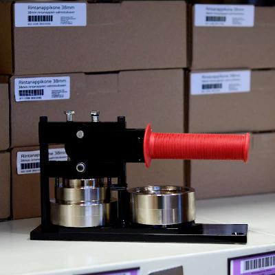 Aloituspaketti Rintanappikone 57mm, kuvaleikkuri ja 1000 rintanappikomponenttia