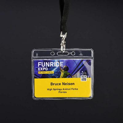 Kirkas joustava A8 muovitasku nimikortille ja kaulanauhalle