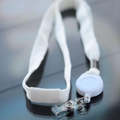 Valkoinen 16mm kaulanauha turvalukolla, valkoinen Jojo-pidike vinyylilenkillä