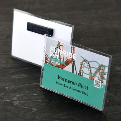 Kirkas Nimikorttitasku jossa kaksiosainen magneettikiinnitys, ei vaadi vaatteiden lävistystä