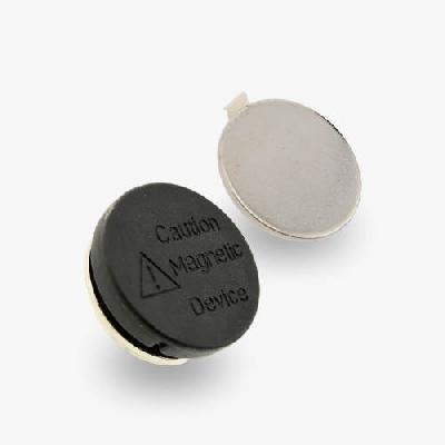 Nappimagneetti Kevyiden nimilappujen tai pienten rintanappien kiinnikkeeksi sopiva kaksiosainen nappimagneetti.