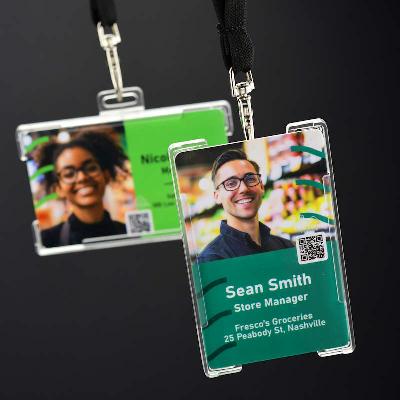 Kirkas Kääntyvä ID-korttipidike jossa takana iso muovinen vyöklipsi, voidaan käyttää pysty- ja vaakasuuntaisena