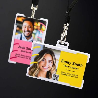 Valkoinen Kääntyvä ID-korttipidike jossa takana iso muovinen vyöklipsi, voidaan käyttää pysty- ja vaakasuuntaisena