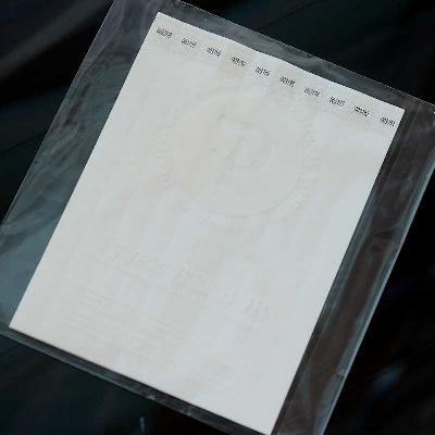 Valkoinen Tyvek Tens ranneke pysyvästi liimautuvalla tarrapinnalla