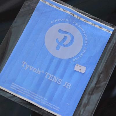 Vaalean sininen Tyvek Tens ranneke pysyvästi liimautuvalla tarrapinnalla