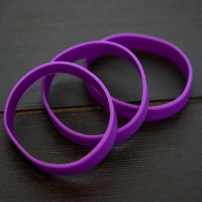 Violetti Silikoniranneke varastotuotteena